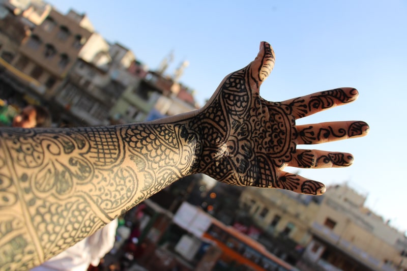 おしゃれなデザイン インドのヘナタトゥーの値段はどれくらい いつ消えるの 旅バカ日誌